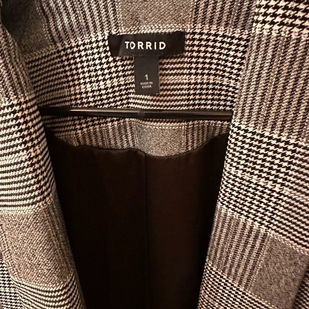 - Torrid Houndstooth Plaid Blazer Gray Black Open Front Size 1 1X - Picture 3 of 3